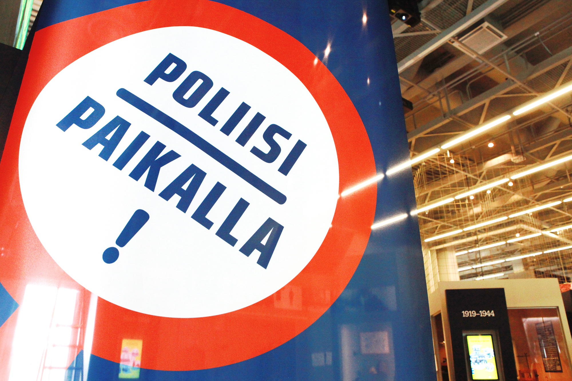 Exhibition logo in the museum facilities, with the text: Poliisi paikalla! (The Police is Here!). Photo The Police Museum